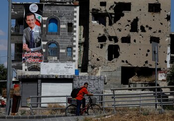 Un hombre frente a un
