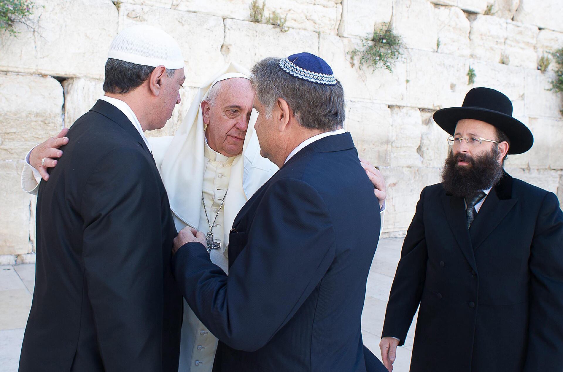Foto de archivo: el Papa Francisco abraza al rabino Abraham Skorka y al líder musulmán Omar Abboud en Jerusalén, el 26 de mayo de 2014 (EFE/Osservatore Romano)