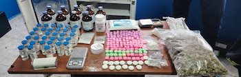 Las autoridades incautaron 850 gramos de marihuana, 163 pastillas de drogas sintéticas y 32 frascos de ketamina en el inmueble intervenido - crédito Mebog