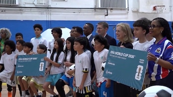 Unos niños recibieron entradas para la Copa Mundial de la FIFA en una clínica de fútbol en Nueva York