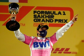 Checo firmó su primera victoria en Fórmula 1 el 6 de diciembre de 2020 con Racing Point. EFE/EPA/Bryn Lennon / Pool