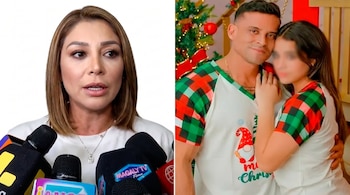 Karla Tarazona habla en un micrófono, con Christian Domínguez y una niña de rostro difuminado abrazados junto a un árbol de Navidad decorado.