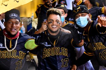 Juan Lagares (c) de las Águilas Cibaeñas celebra con sus compañeros frente a los Gigantes del Cibao hoy, durante un juego de la Serie Final del Béisbol Profesional Dominicano en el Estadio Cibao en Santiago (República Dominicana). EFE/ Luis Tavárez