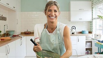 Pamela Villar, cocinando.