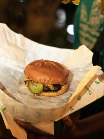 Classic Zuney Burger con carne de wagyu, pickles, cebolla caramelizada y salsa especial en pan brioche, reconocida por la armonía de sus sabores