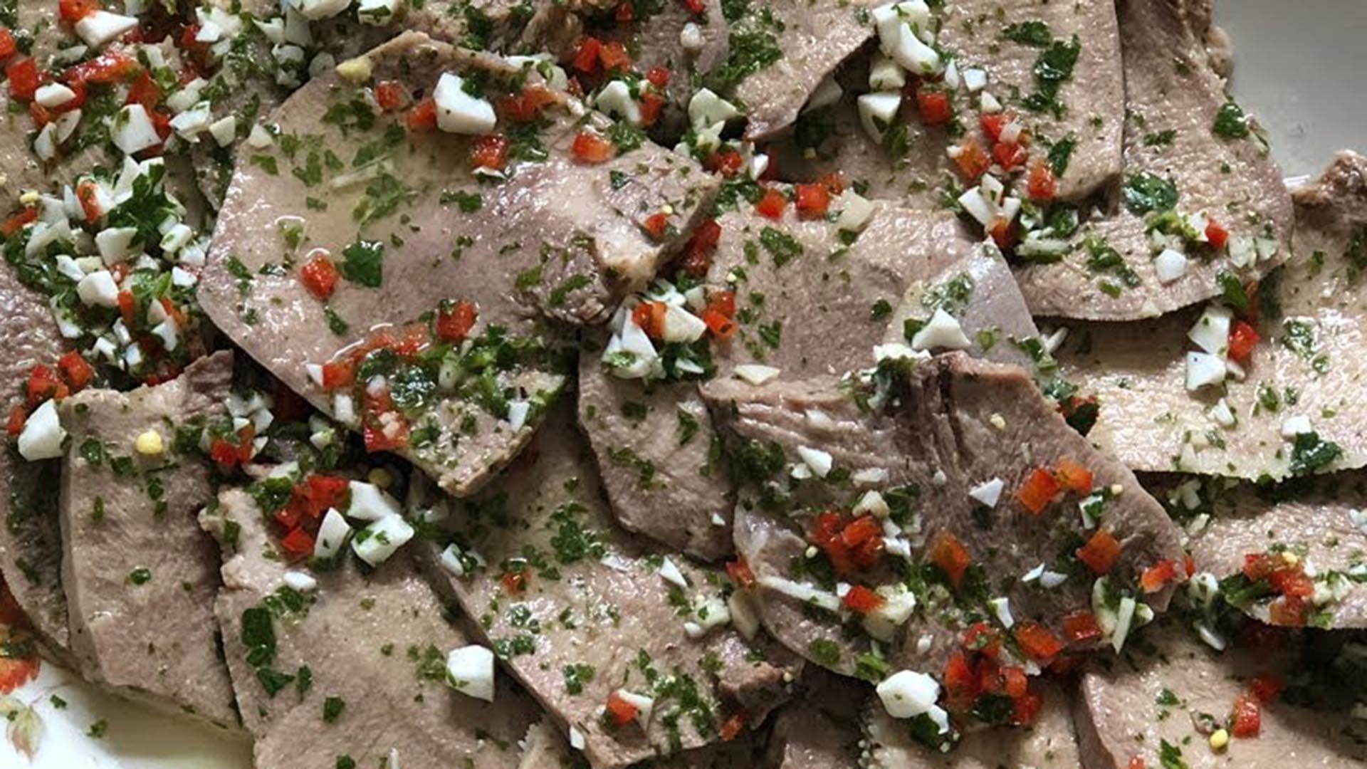 La receta estándar de lengua a la vinagreta utiliza ingredientes simples y admite variantes según el gusto de cada familia (Captura Youtube)