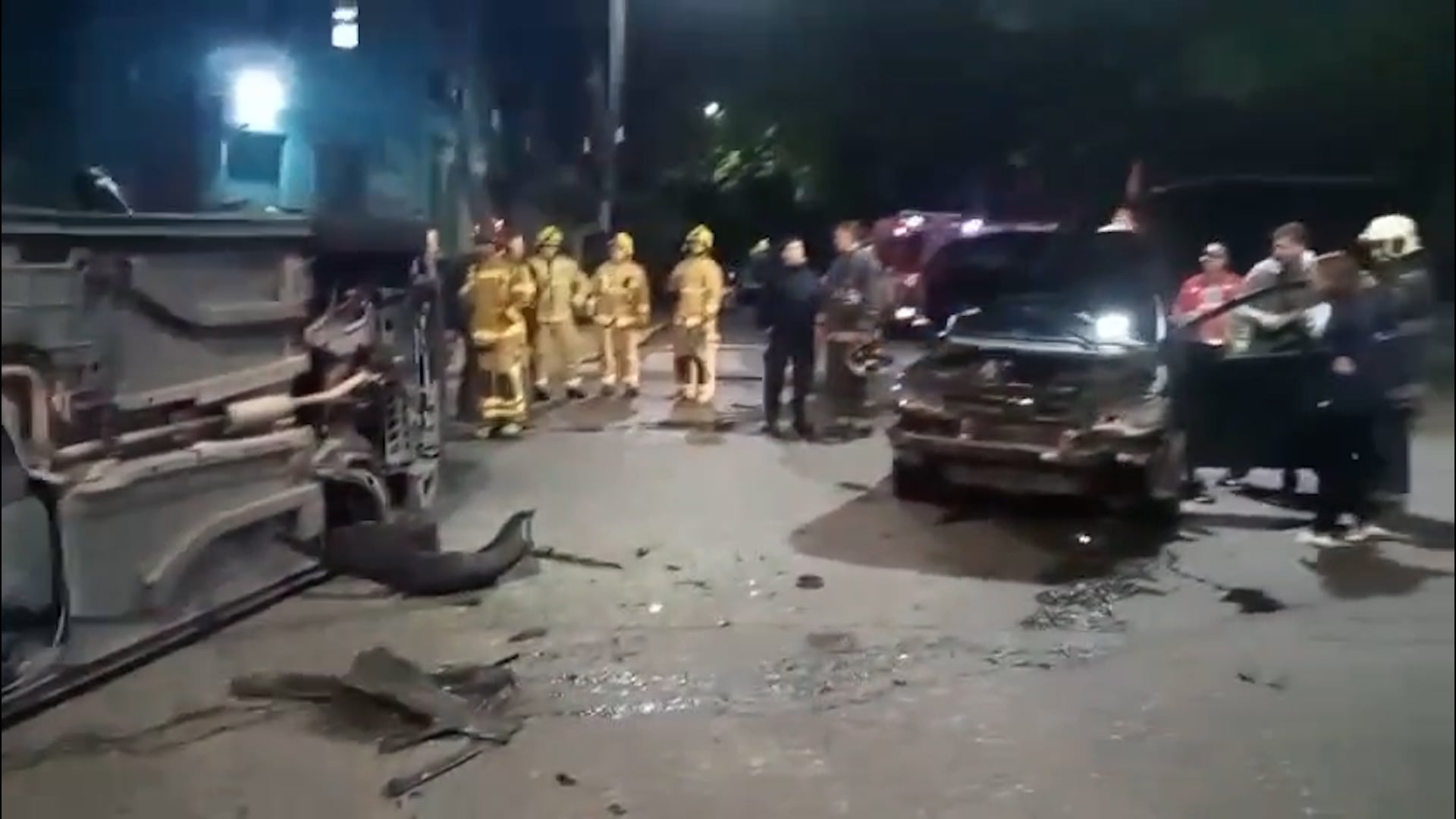 Personal de emergencias y bomberos asisten en el lugar de un impactante choque y vuelco que involucró a un camión y un automóvil en el barrio de Barracas.