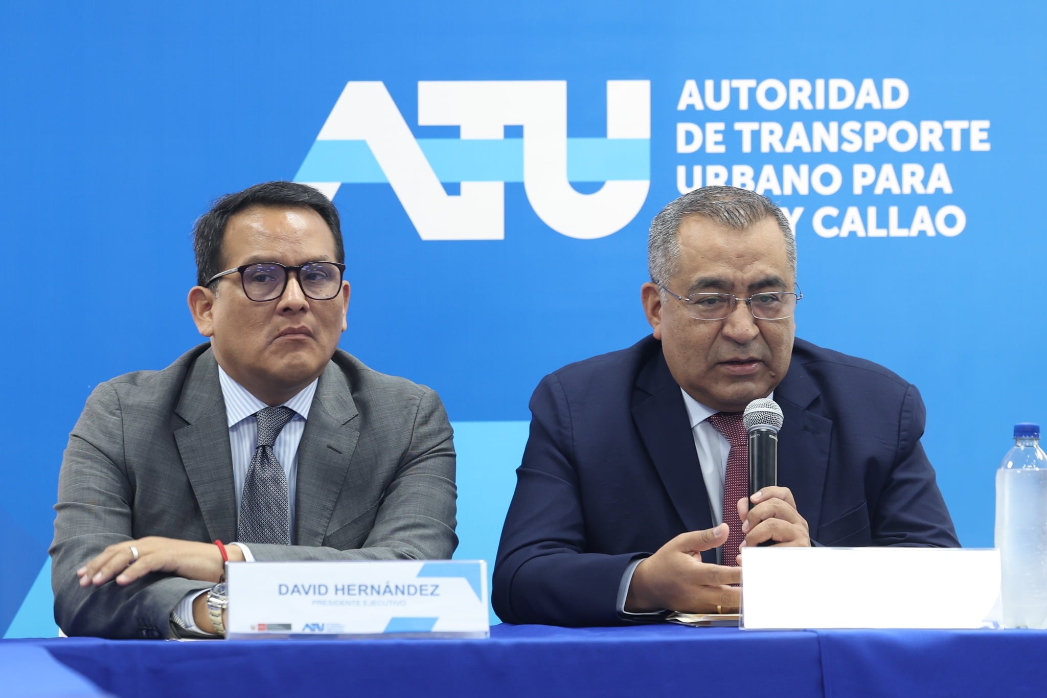 El ministro de Transportes y Comunicaciones, Aldo Prieto, y el presidente ejecutivo de la ATU, David Hernández, anuncian el acuerdo con los gremios para levantar el paro de transporte urbano en Lima y Callao. (MTC)
