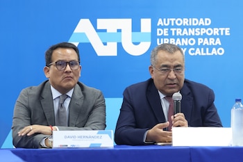 Dos hombres en trajes formales sentados ante un fondo azul con el logo de "ATU" y el texto "AUTORIDAD DE TRANSPORTE URBANO PARA LIMA Y CALLAO", uno habla por micrófono