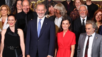 La reina Letizia brilla con un vestido rojo de estreno, rodeada de estrellas: su reparto de Medallas de Oro a Carmen Machi, Aitana Sánchez-Gijón o Camela