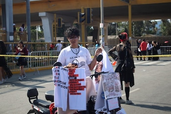Emprendedores se concentraron en el cruce de las avenidas Venezuela y Universitaria para vender sus porductos Army de BTS. Infobae Perú: Paula Díaz