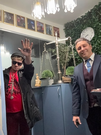 "Pity" Álvarez y su "ojo que todo lo ve" junto a su abogado y fiel amigo Sebastián Queijeiro