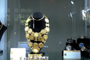 El dinero fácil los conduce