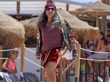 Mario Vaquerizo acapara todas las miradas durante sus vacaciones en Cádiz con su particular look playero - Infobae