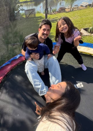 Junto a sus seres queridos, la conductora se divirtió en el inflable instalado en el jardín de su hogar en el día de su cumpleaños (Instagram)