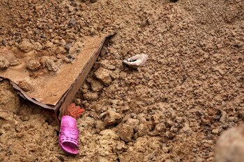 El cuerpo de un civil, que según los residentes fue asesinado por soldados del ejército ruso y luego enterrado junto con otros en una tumba, en medio de la invasión rusa de Ucrania, en Bucha, en la región de Kiev, Ucrania 2 de abril de 2022. (REUTERS/Zohra Bensemra)
