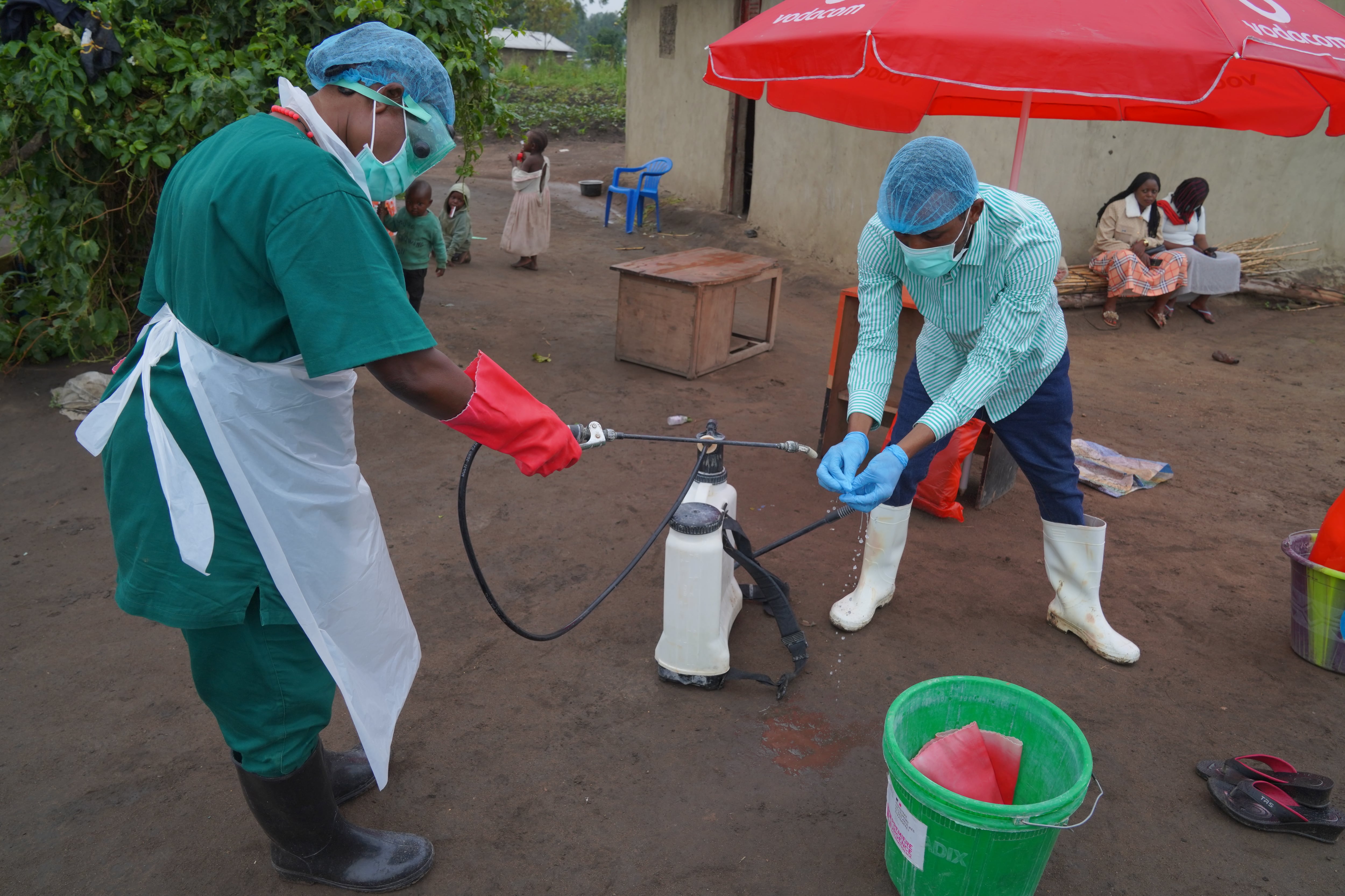 Wiza Bondele, trabajador sanitario del equipo de prevención y control, en la provincia de Ituri, epicentro de un brote que ya duplicó sus muertes en apenas tres semanas (AP Foto/Dieudonne Dirole)