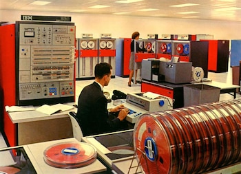 El salón con mainframe de