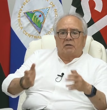 Gustavo Porras Cortés, presidente de la Asamblea Legislativa, durante la entrevista exclusiva con RT en Español sobre la reforma constitucional (Cortesía: RT).