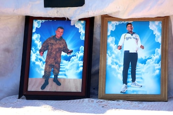 Fotografías que muestran a José María Soleto, de 29 años, e Iván Valdivia, de 28, jóvenes que murieron tras ser reclutados por Rusia para la guerra con Ucrania, durante un velorio simbólico este martes, en Santa Cruz (Bolivia) (EFE/ Juan Carlos Torrejon)