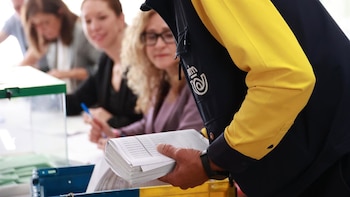 PSOE y sus socios rechazan la idea de Vox de contar el voto por correo en urnas separadas: debilita el secreto del voto