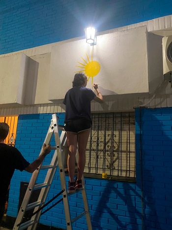 La familia ayudó a pintar