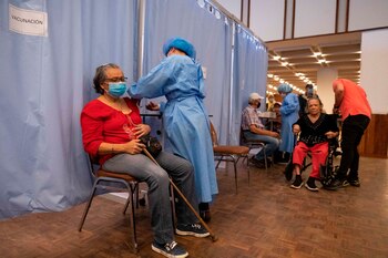 Una enfermera prepara una dosis