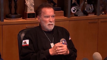 Arnold Schwarzenegger se reunió con familiares de los rehenes