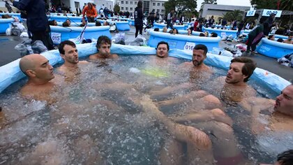 Más de 900 personas se sumergieron en agua helada y consiguieron un Récord Guinness para Uruguay
