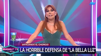 Magaly Medina en estudio de televisión. Viste vestido verde. Pantalla con texto "LA HORRIBLE DEFENSA DE LA BELLA LUZ". Logotipos ATN y Magaly TV