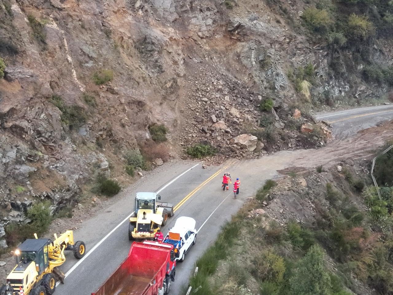 Durante el operativo en Siete Lagos se abrió un paso provisorio sobre la banquina exclusivo para vehículos de emergencia en el área turística de Neuquén