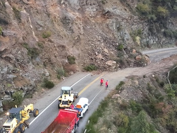Un derrumbe bloqueó la Ruta Nacional 40 en el tramo de los Siete Lagos, a la altura del kilómetro 2208,7, cerca de San Martín de los Andes, en Neuquén
