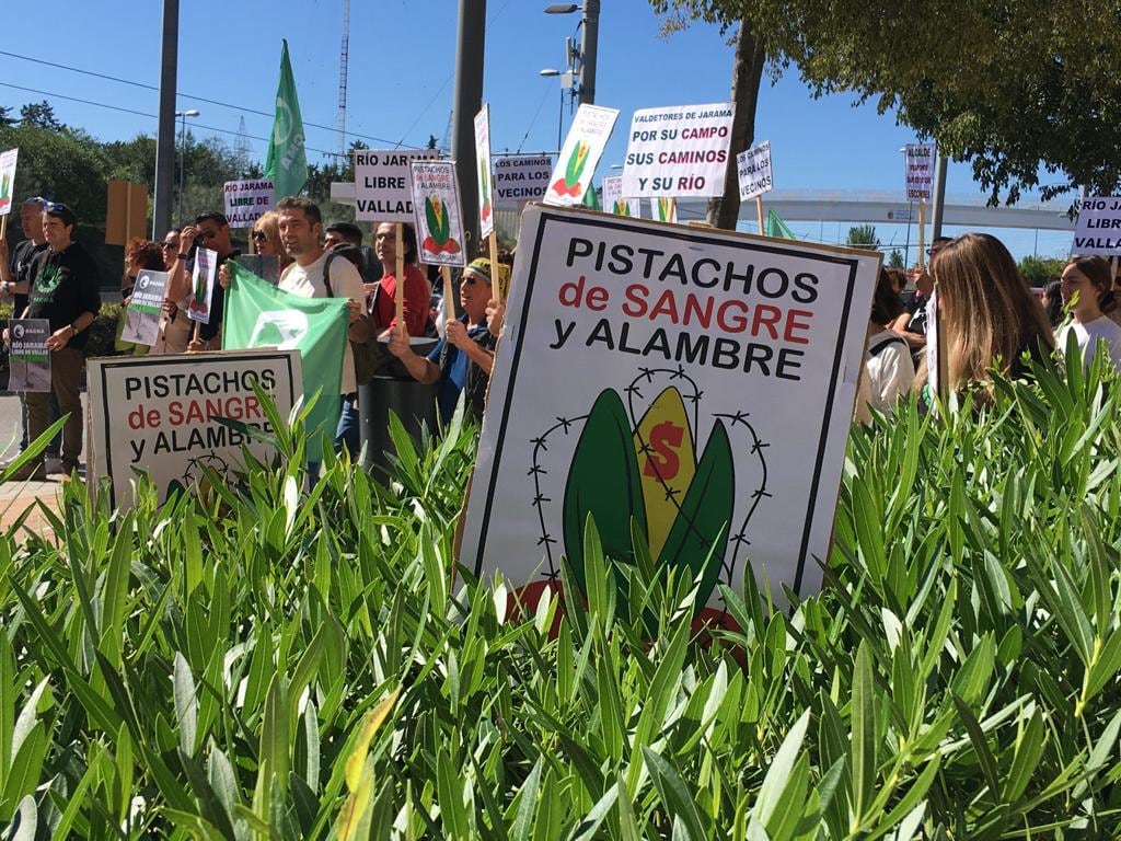 Vecinos de Valdetorres del Jarama manifestándose contra la plantación de pistachos