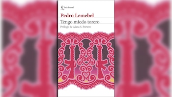 Portada del libro 'Tengo miedo torero' de Pedro Lemebel. Fondo blanco superior con texto, y mitad inferior con encaje rojo y rosa que incluye dos siluetas de fusiles