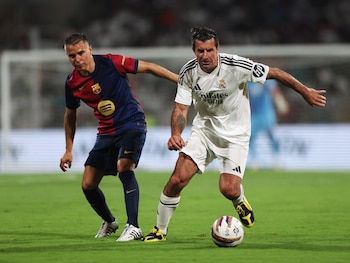 Figo, en un clásico de leyendas, con la indumentaria del Real Madrid: disputa el balón contra el Barcelona (REUTERS/Francis Mascarenhas)