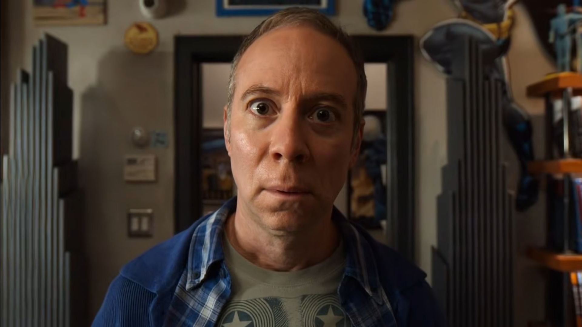 Kevin Sussman retoma su papel como Stuart en una historia que mezcla ciencia ficción, comedia y aventura (HBO Max)