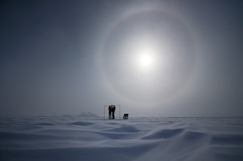 Imagen de archivo de dos científicos midiendo la radiación solar y su albedo en el campamento Glaciar Union, a 1.000 kilómetros del Polo Sur. EFE/Felipe Trueba