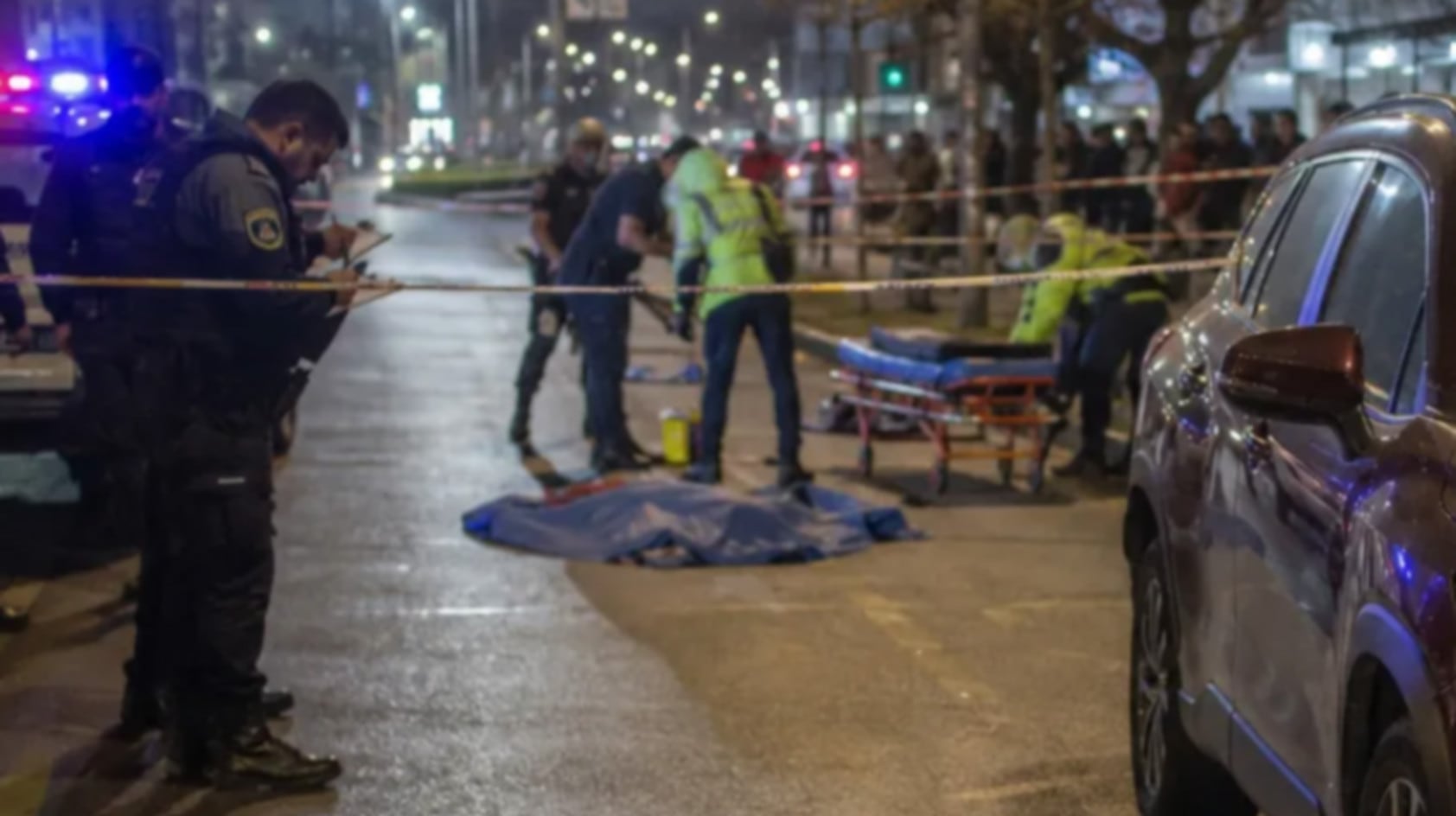 Efectivos de la Policía de Jujuy trabajan en la escena donde un adolescente atropelló y mató a un hombre antes de entregarse a las autoridades (Imagen Ilustrativa IA)