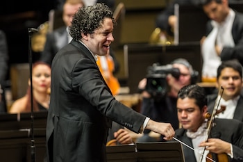 Dudamel asumió la dirección musical de la Orquesta Sinfónica Simón Bolívar a los 18 años (EFE/Miguel Gutiérrez).