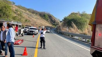 Camioneta sufre aparatoso accidente en carretera de Oaxaca: hay nueve heridos