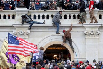 Grupos de extrema derecha irrumpieron en el Capitolio el pasado 6 de enero (REUTERS/Leah Millis)