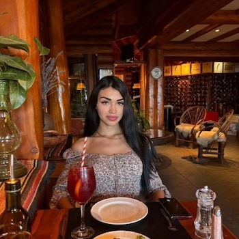 Ayelén tiene 21 años