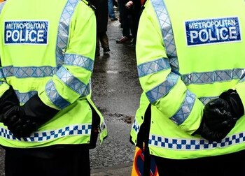gentes de la Policía Metropolitana.