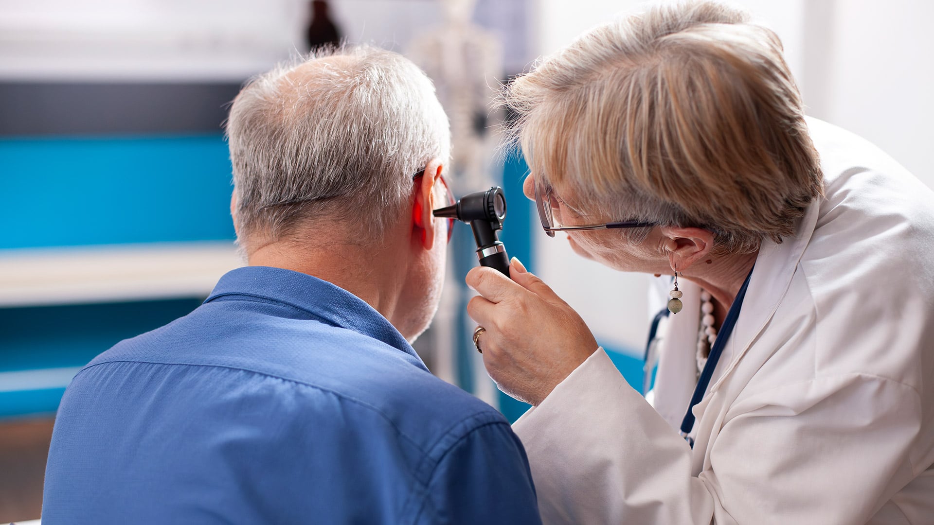 Especialistas recomiendan evitar remedios caseros y solo limpiar la parte externa del oído con un paño húmedo si es necesario