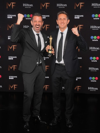 Los periodistas posaron con trajes