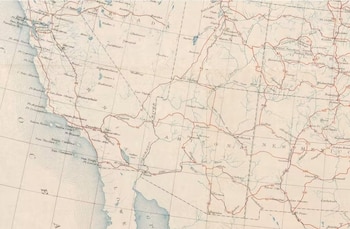 En este detalle del mapa oficial del sistema de autopistas adoptado en 1926, la Ruta 66 serpentea a través de Nuevo México y Arizona antes de terminar en el sur de California