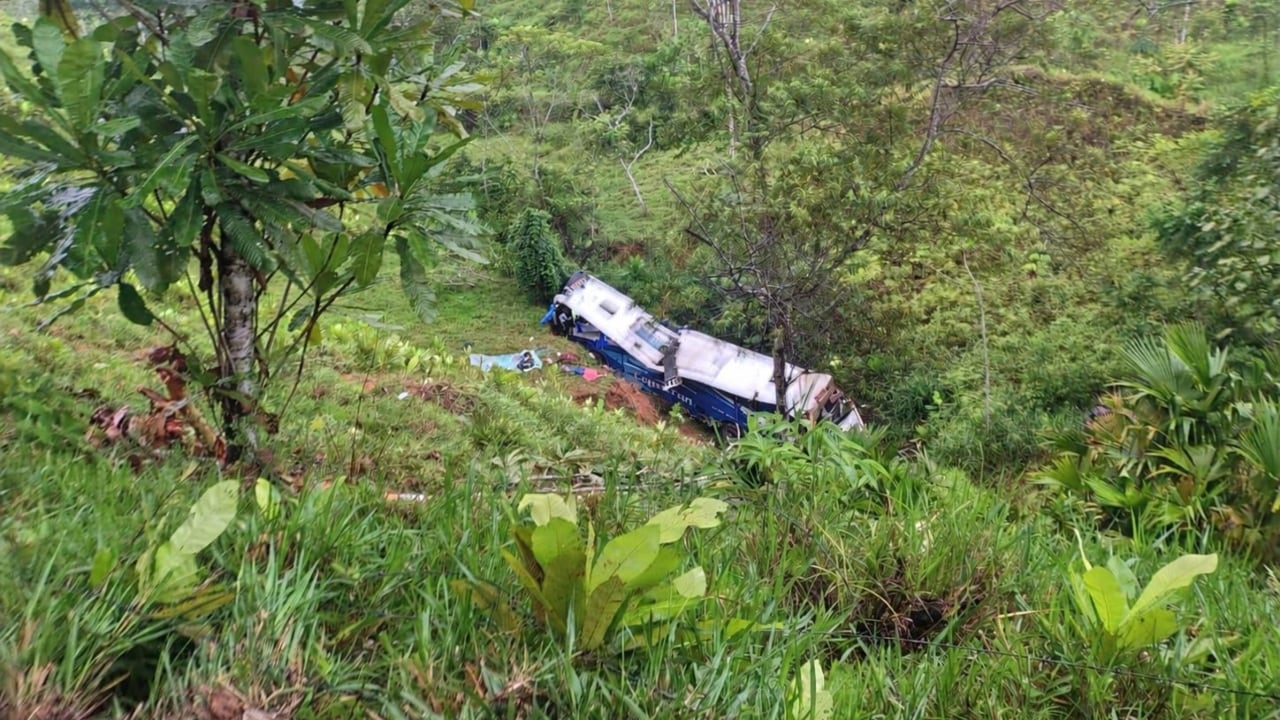 Nuevo accidente de bus en la vía Santa Marta-Medellín deja al menos 20 heridos