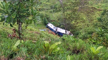 Al menos 20 heridos en nuevo accidente de bus en la vía Santa Marta - Medellín: el vehículo de pasajeros terminó en un abismo