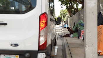 Miami aprobó una norma que permite arrestar a personas sin hogar que duerman en la calle