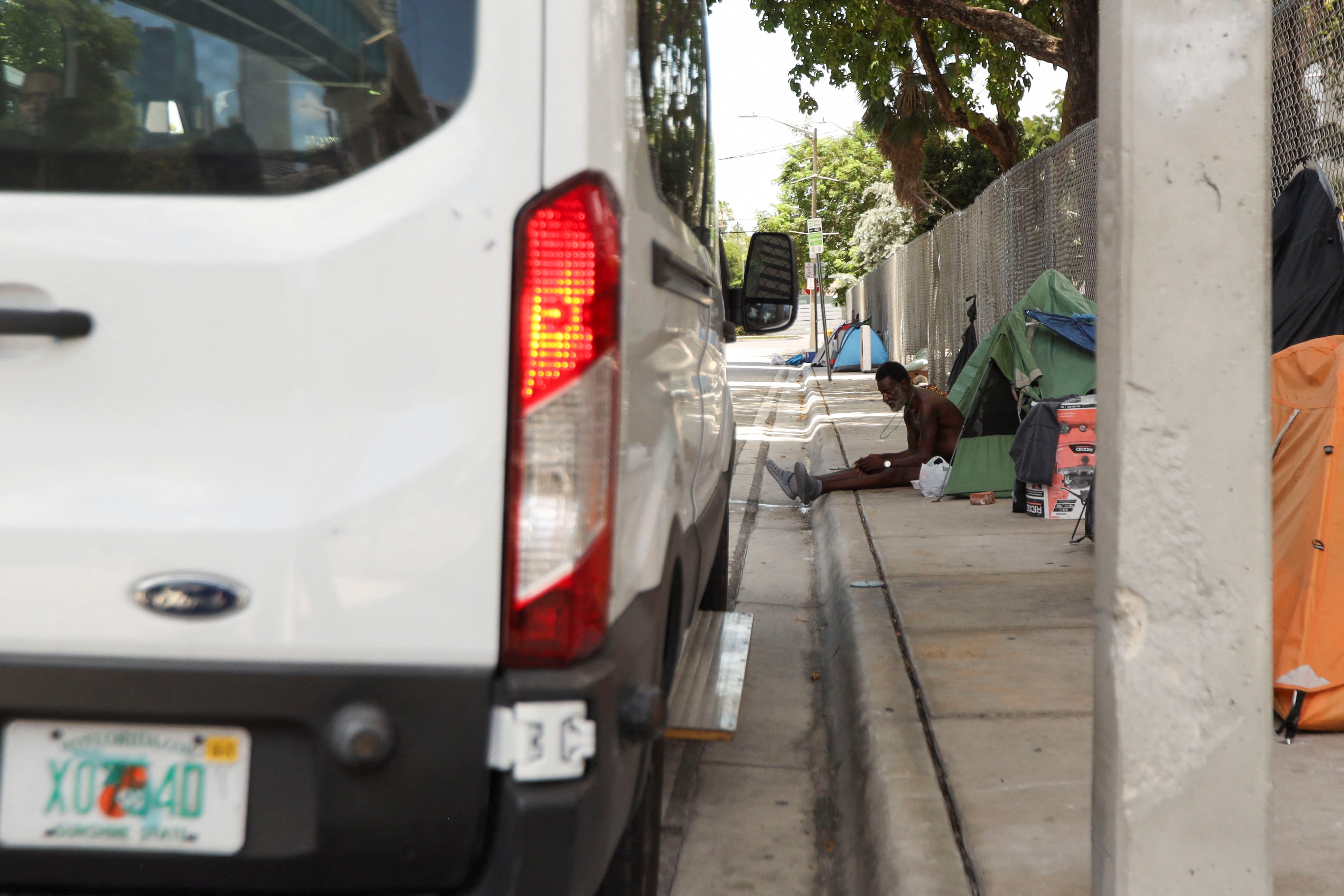 Miami aprobó una norma que permite arrestar a personas sin hogar que duerman en la calle